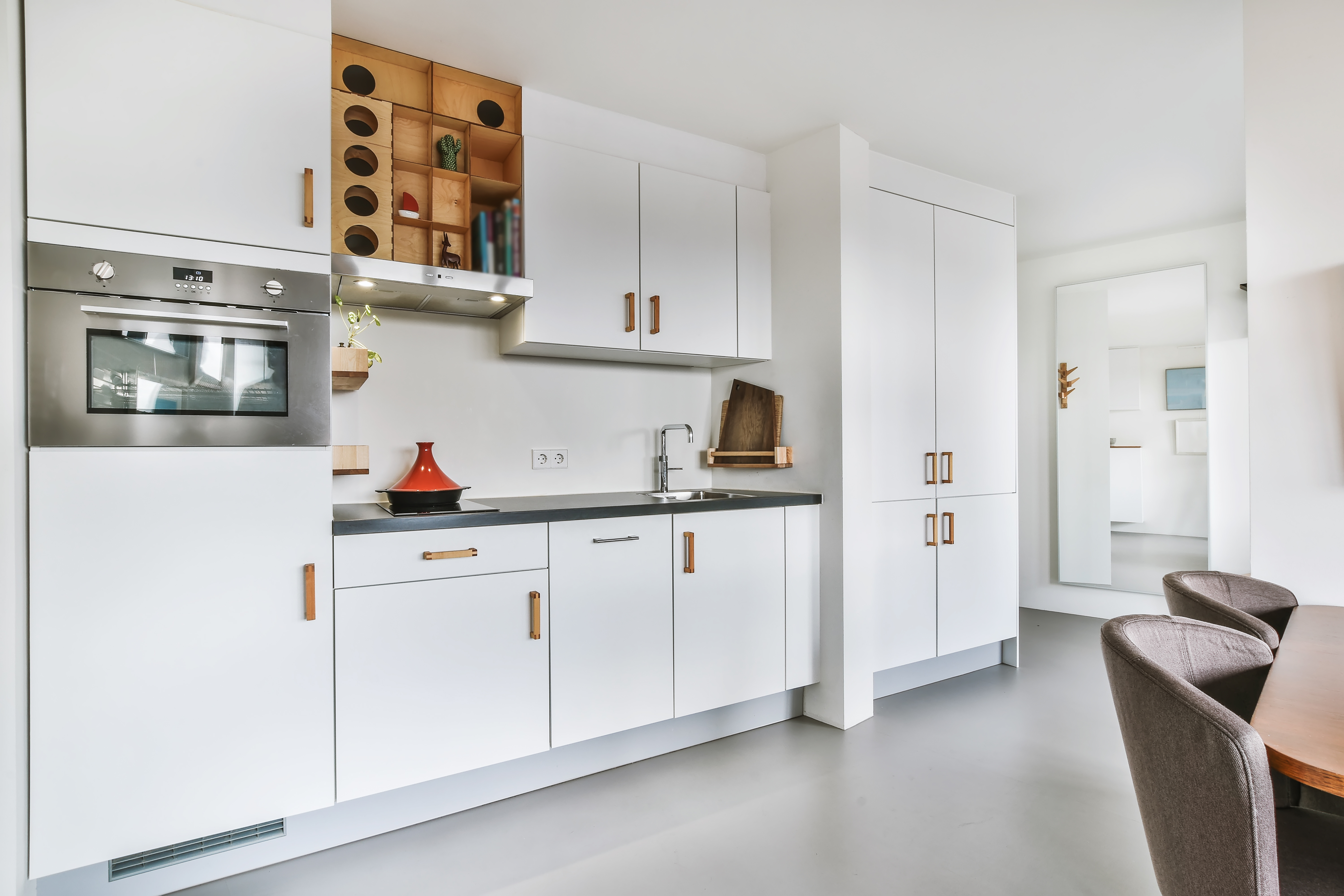 Avant — cuisine compacte blanche