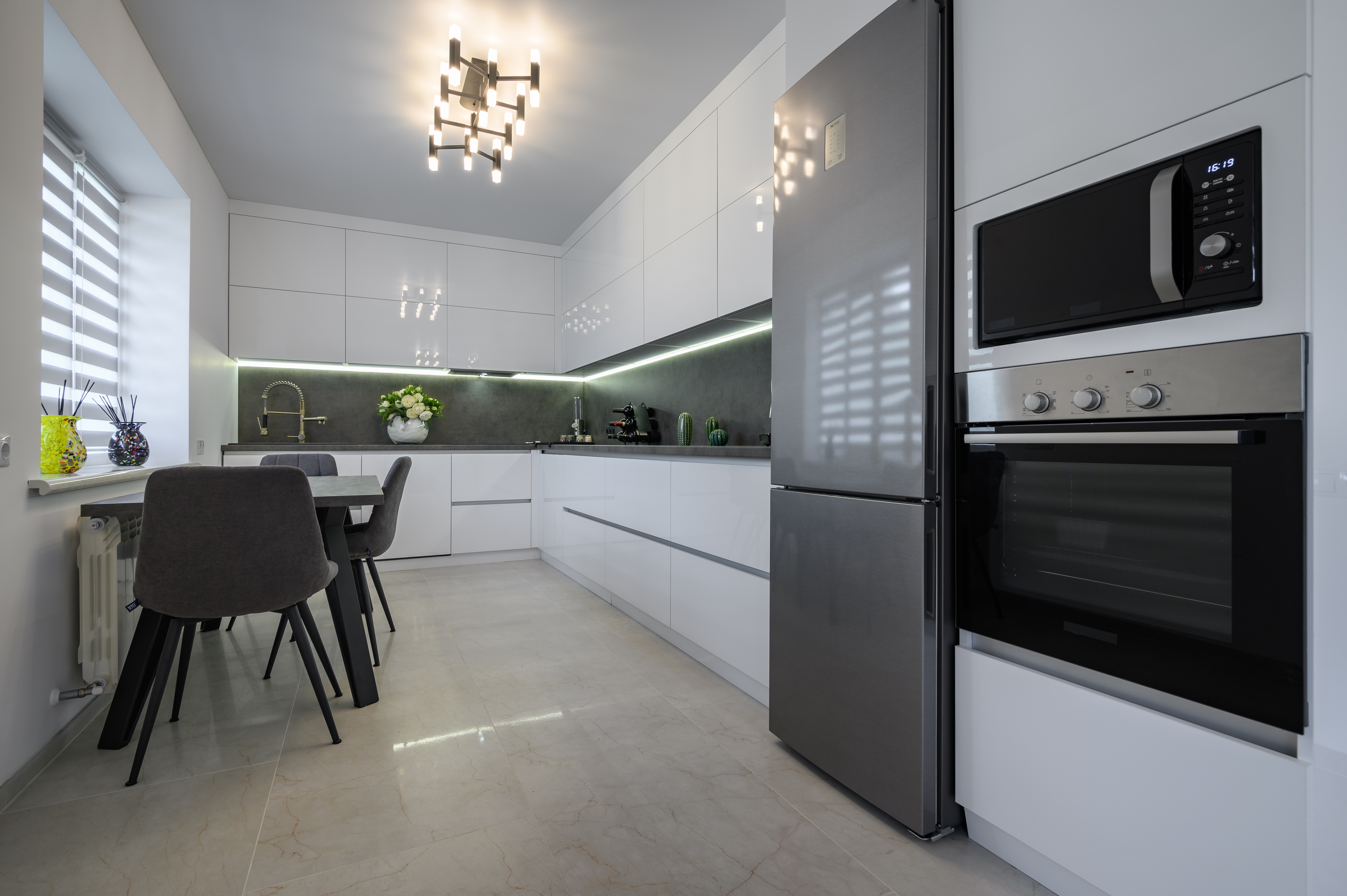 Avant — cuisine en L blanche
